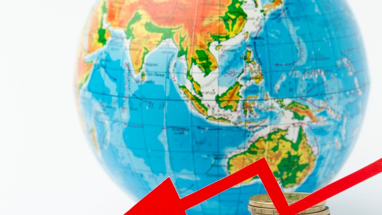 concept-global-economy-pile-coins